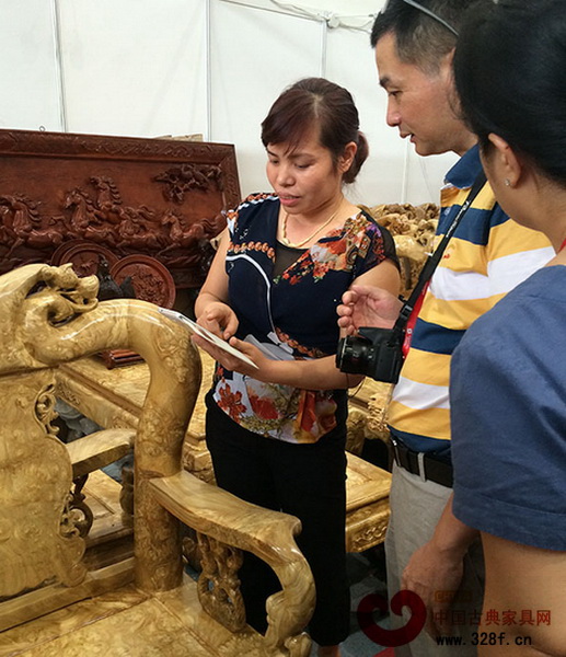 參觀者與展商討論產(chǎn)品價(jià)格 參觀者與展商討論產(chǎn)品價(jià)格