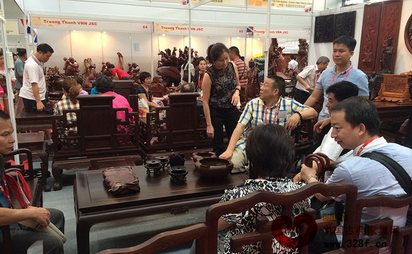 正在詢價(jià)的參觀者們 正在詢價(jià)的參觀者們