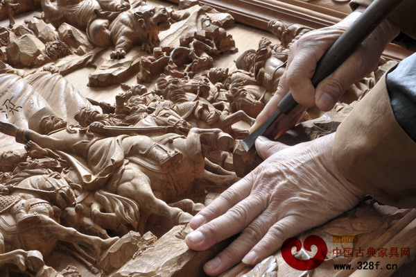 陳戴青為了保證紅木家具細(xì)節(jié)的完美,經(jīng)常自己親自雕刻紅木 陳戴青為了保證紅木家具細(xì)節(jié)的完美,經(jīng)常自己親自雕刻紅木