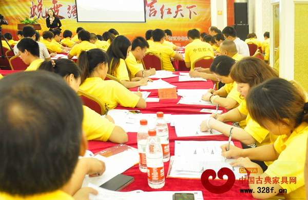 學(xué)員們認(rèn)真聽課做筆記 學(xué)員們認(rèn)真聽課做筆記