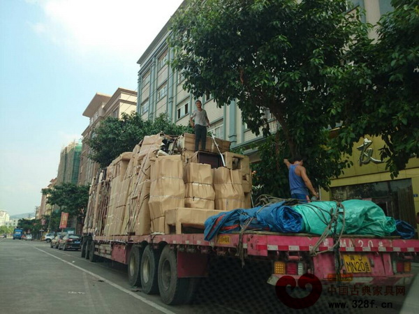紅木家具企業(yè)門(mén)店正在緊鑼密鼓裝貨出車(chē) 紅木家具企業(yè)門(mén)店正在緊鑼密鼓裝貨出車(chē)