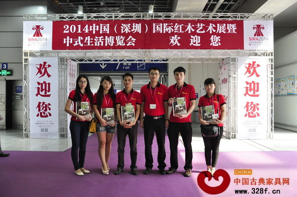 中國(guó)古典家具網(wǎng)、《品牌紅木》的精英團(tuán)隊(duì)在深圳紅木展合影留念 中國(guó)古典家具網(wǎng)、《品牌紅木》的精英團(tuán)隊(duì)在深圳紅木展合影留念