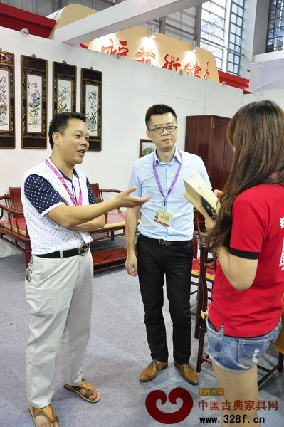 《品牌紅木》雜志記者在跟企業(yè)老板交流紅木行業(yè)發(fā)展態(tài)勢(shì) 《品牌紅木》雜志記者在跟企業(yè)老板交流紅木行業(yè)發(fā)展態(tài)勢(shì)