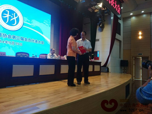 梁麗嫻常委為蔡澤強(qiáng)理事長頒發(fā)證書 梁麗嫻常委為蔡澤強(qiáng)理事長頒發(fā)證書