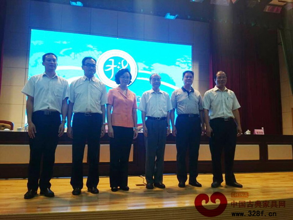 蔡澤強(qiáng)理事長(右一)、鄭健超院士(右三)、梁麗嫻常委(左三)與與會領(lǐng)導(dǎo)合影 蔡澤強(qiáng)理事長(右一)、鄭健超院士(右三)、梁麗嫻常委(左三)與與會領(lǐng)導(dǎo)合影