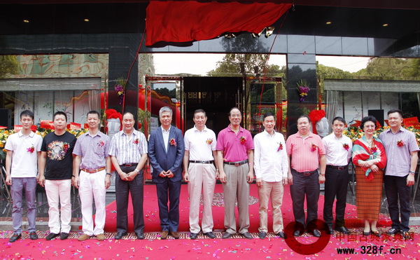 區(qū)氏臻品沙溪店開業(yè)剪彩儀式嘉賓合影 區(qū)氏臻品沙溪店開業(yè)剪彩儀式嘉賓合影