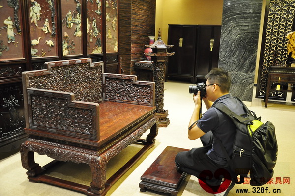 參觀者正在聚精會神捕捉最美區(qū)氏臻品 參觀者正在聚精會神捕捉最美區(qū)氏臻品