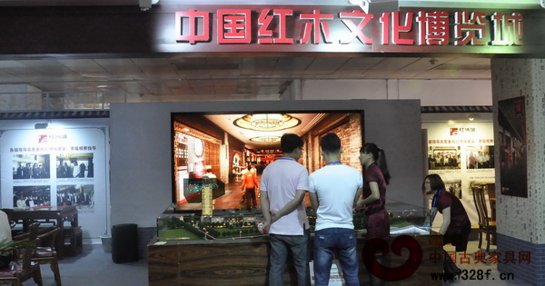 現(xiàn)場只有中國(大涌)紅木文化博覽城等少數(shù)幾家企業(yè)準(zhǔn)備了宣傳片 現(xiàn)場只有中國(大涌)紅木文化博覽城等少數(shù)幾家企業(yè)準(zhǔn)備了宣傳片