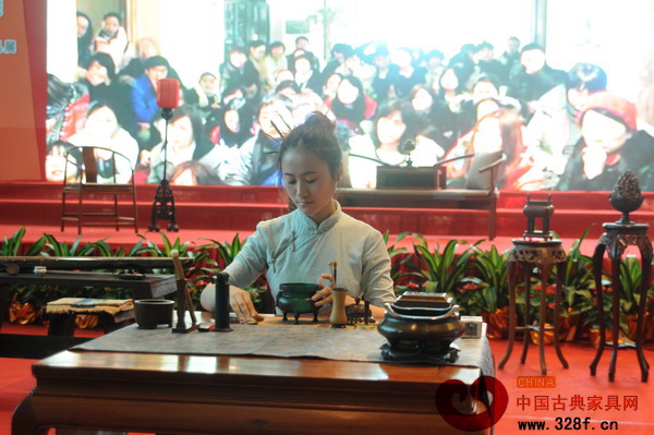 第六屆蘇州家具展覽會之《中國式優(yōu)雅生活》香道表演 第六屆蘇州家具展覽會之《中國式優(yōu)雅生活》香道表演