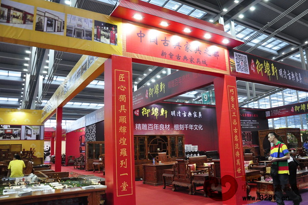 在本屆深圳紅木展中,新會紅木家具企業(yè)抱團(tuán)參加 在本屆深圳紅木展中,新會紅木家具企業(yè)抱團(tuán)參加