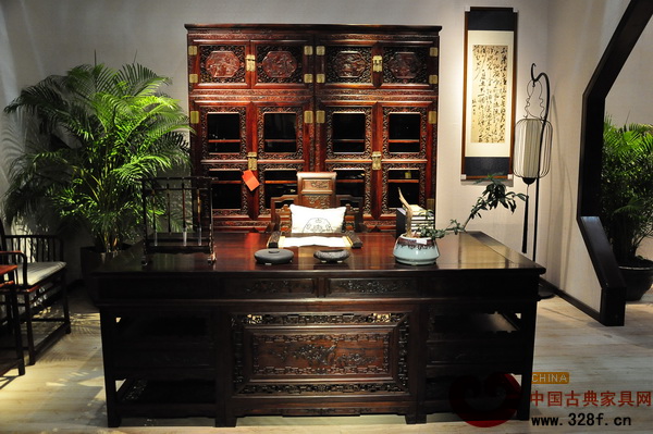 戴為紅木展館內(nèi)的紅木展品 戴為紅木展館內(nèi)的紅木展品