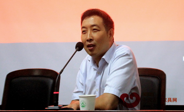 東陽市旭東工藝品有限公司董事長、浙江藝術紫檀博物館館長李曉東在浙江農林大學作報告 東陽市旭東工藝品有限公司董事長、浙江藝術紫檀博物館館長李曉東在浙江農林大學作報告