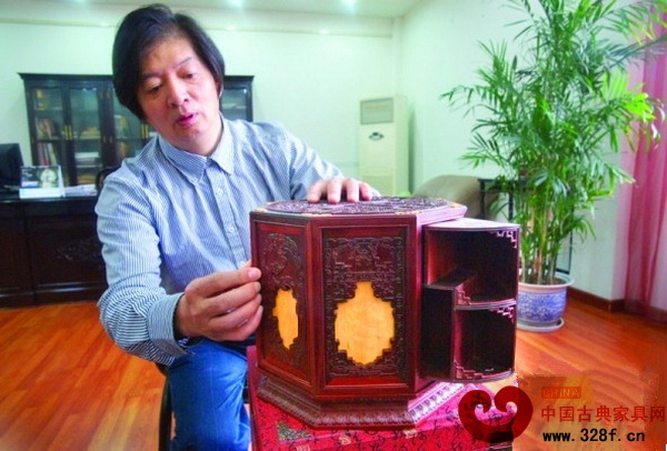 許建平在修復(fù)紅木梳妝盒 許建平在修復(fù)紅木梳妝盒