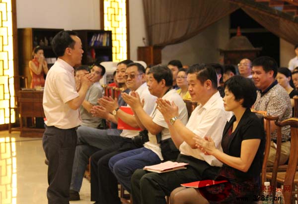 源天福紅木董事長劉飛兵的致辭迎來熱烈掌聲 源天福紅木董事長劉飛兵的致辭迎來熱烈掌聲