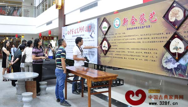 民間工藝品吸引眾多參觀者流連忘返 民間工藝品吸引眾多參觀者流連忘返