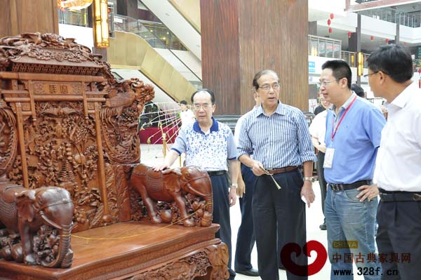 廣東新會古典家具城有限公司董事長袁秋耘(右二)為嘉賓講解古典家具制作技藝 廣東新會古典家具城有限公司董事長袁秋耘(右二)為嘉賓講解古典家具制作技藝