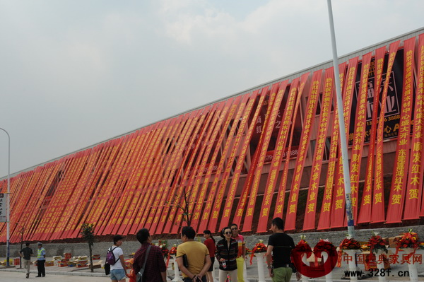 祝福開業(yè)的彩條掛滿大門兩側(cè) 祝福開業(yè)的彩條掛滿大門兩側(cè)