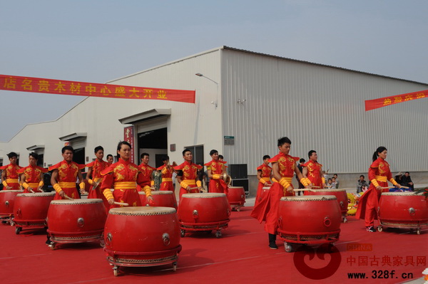鑼鼓隊的表演為橫店名貴木材中心開業(yè)助興 鑼鼓隊的表演為橫店名貴木材中心開業(yè)助興