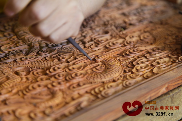 紅木家具需要工匠的精雕細(xì)刻