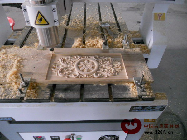 使用機(jī)器在木板上進(jìn)行雕刻 