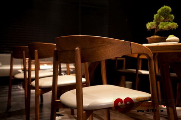 邊角圓潤的椅子,降低對小孩的傷害 邊角圓潤的椅子,降低對小孩的傷害