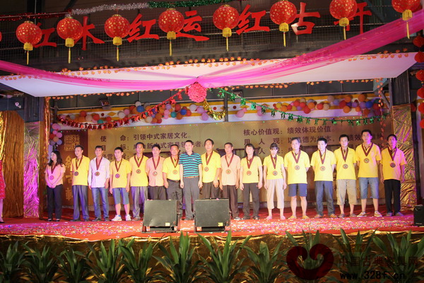 紅古軒十七周年生日慶典上優(yōu)秀員工合影 紅古軒十七周年生日慶典上優(yōu)秀員工合影