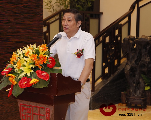 原故宮博物院文??萍疾恐魅?、紅木家具著名專家曹靜樓發(fā)表致辭 原故宮博物院文??萍疾恐魅巍⒓t木家具著名專家曹靜樓發(fā)表致辭