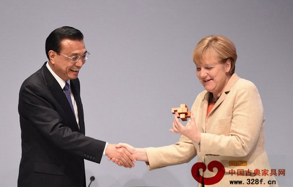 中德經(jīng)濟(jì)技術(shù)論壇上,李克強(qiáng)總理將一只精巧的魯班鎖送給默克爾 中德經(jīng)濟(jì)技術(shù)論壇上,李克強(qiáng)總理將一只精巧的魯班鎖送給默克爾