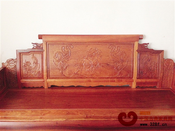 紅木沙發(fā)的靠背雕刻著精美的圖案 紅木沙發(fā)的靠背雕刻著精美的圖案