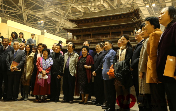 參觀者與紫檀木雕臻品“德勝門”合影留念 參觀者與紫檀木雕臻品“德勝門”合影留念