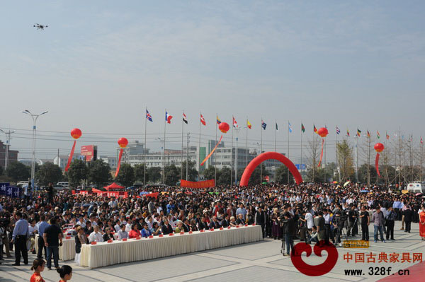 2014世界工藝文化節(jié)開(kāi)幕式現(xiàn)場(chǎng)人群攢動(dòng)