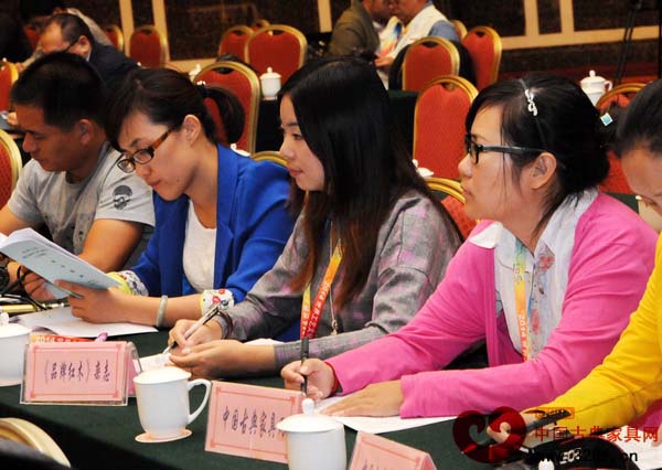 中國古典家具網(wǎng)、《品牌紅木》雜志記者參加2014世界工藝文化節(jié)媒體見面會 中國古典家具網(wǎng)、《品牌紅木》雜志記者參加2014世界工藝文化節(jié)媒體見面會