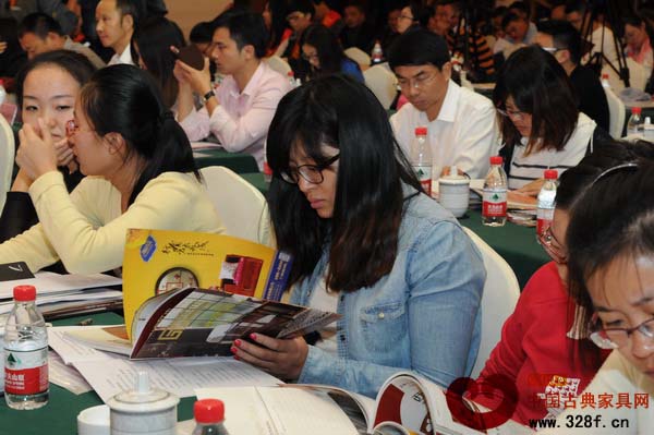 參加第四屆中國木雕紅木家具發(fā)展論壇的嘉賓正在認真閱讀《品牌紅木》雜志 參加第四屆中國木雕紅木家具發(fā)展論壇的嘉賓正在認真閱讀《品牌紅木》雜志