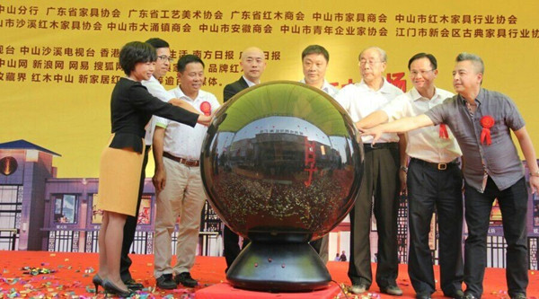 出席嘉賓共同按下啟動球 出席嘉賓共同按下啟動球