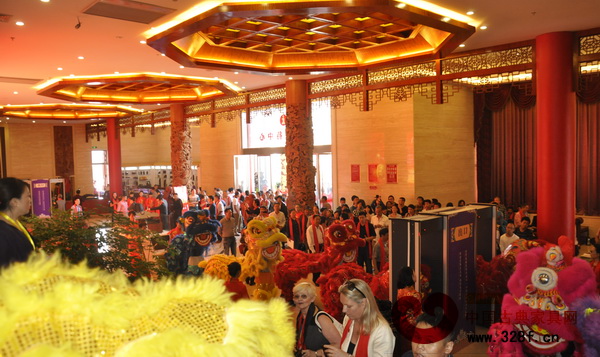 開館當日浙江省藝術(shù)紫檀博物館內(nèi)人流匯聚 開館當日浙江省藝術(shù)紫檀博物館內(nèi)人流匯聚