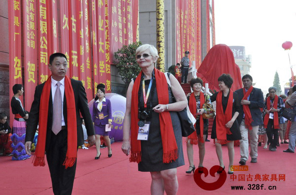 嘉賓步入開館慶典儀式現(xiàn)場 嘉賓步入開館慶典儀式現(xiàn)場