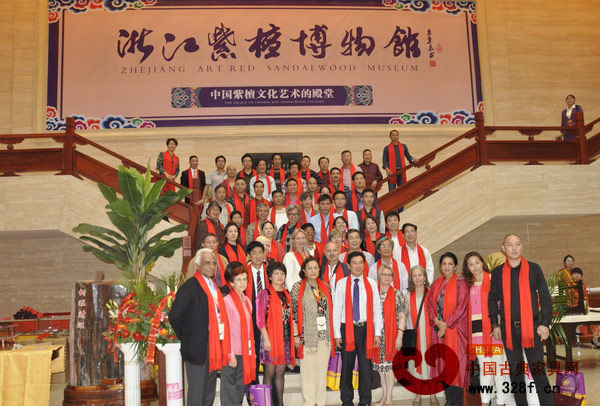 參加開館慶典的部分嘉賓合影 參加開館慶典的部分嘉賓合影