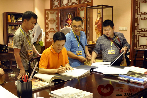 區(qū)勝春為紅木愛好者現(xiàn)場簽名 區(qū)勝春為紅木愛好者現(xiàn)場簽名