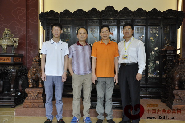 區(qū)勝春父子與紅木家具愛好者合影 區(qū)勝春父子與紅木家具愛好者合影