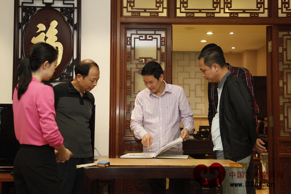 區(qū)勝春與紅木愛好者交流古典家具 區(qū)勝春與紅木愛好者交流古典家具