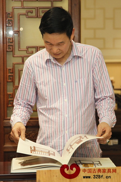 區(qū)勝春常常翻看相關(guān)古典家具書籍 區(qū)勝春常常翻看相關(guān)古典家具書籍