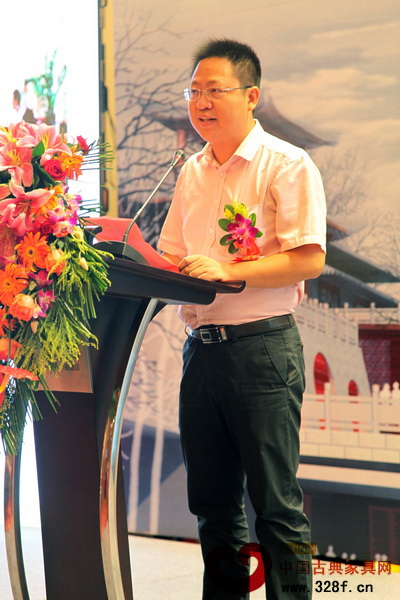 新會(huì)古典家具商會(huì)會(huì)長(zhǎng)袁秋耘在講話中希望企業(yè)抓住機(jī)遇,抱團(tuán)合作,實(shí)現(xiàn)廣作家具產(chǎn)業(yè)繁榮發(fā)展 新會(huì)古典家具商會(huì)會(huì)長(zhǎng)袁秋耘在講話中希望企業(yè)抓住機(jī)遇,抱團(tuán)合作,實(shí)現(xiàn)廣作家具產(chǎn)業(yè)繁榮發(fā)展