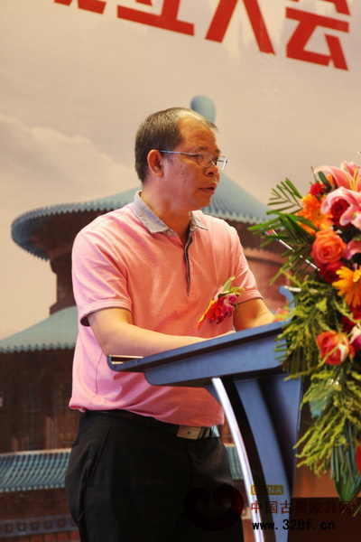 高要市大灣鎮(zhèn)紅木工藝行業(yè)協(xié)會(huì)會(huì)長(zhǎng)羅禮全在講話中強(qiáng)調(diào)要對(duì)廣作家具的未來(lái)發(fā)展充滿信心 高要市大灣鎮(zhèn)紅木工藝行業(yè)協(xié)會(huì)會(huì)長(zhǎng)羅禮全在講話中強(qiáng)調(diào)要對(duì)廣作家具的未來(lái)發(fā)展充滿信心