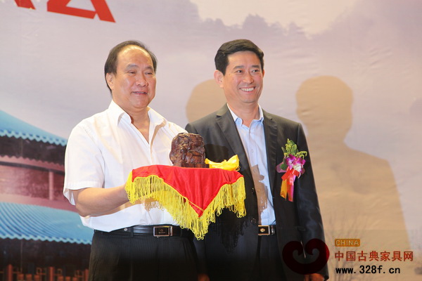 廣作家具傳承與發(fā)展聯(lián)合會(huì)第一任會(huì)長(zhǎng)蕭照興從朱長(zhǎng)嶺理事長(zhǎng)手中接過(guò)聯(lián)合會(huì)印璽 廣作家具傳承與發(fā)展聯(lián)合會(huì)第一任會(huì)長(zhǎng)蕭照興從朱長(zhǎng)嶺理事長(zhǎng)手中接過(guò)聯(lián)合會(huì)印璽