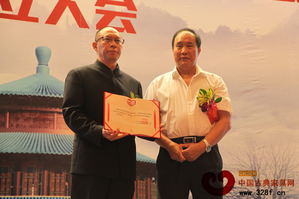 蕭照興為聯(lián)合會(huì)榮譽(yù)顧問(wèn)陳寶光頒發(fā)聘書(shū) 蕭照興為聯(lián)合會(huì)榮譽(yù)顧問(wèn)陳寶光頒發(fā)聘書(shū)