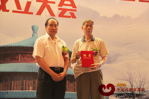 蕭照興為聯(lián)合會(huì)榮譽(yù)顧問(wèn)、廣作家具傳承人楊蝦頒發(fā)聘書(shū) 蕭照興為聯(lián)合會(huì)榮譽(yù)顧問(wèn)、廣作家具傳承人楊蝦頒發(fā)聘書(shū)