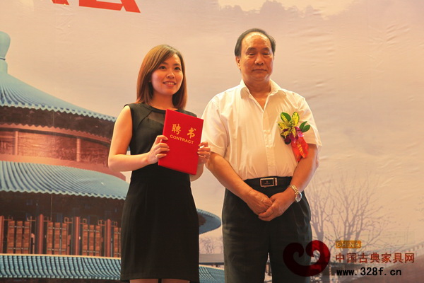 蕭照興會(huì)長(zhǎng)為聯(lián)合會(huì)秘書(shū)長(zhǎng)方紫薇頒發(fā)聘書(shū) 蕭照興會(huì)長(zhǎng)為聯(lián)合會(huì)秘書(shū)長(zhǎng)方紫薇頒發(fā)聘書(shū)