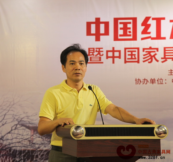 中山市大涌鎮(zhèn)黨委書記黃紅全在會上介紹了大涌紅木家具行業(yè)發(fā)展?fàn)顩r 中山市大涌鎮(zhèn)黨委書記黃紅全在會上介紹了大涌紅木家具行業(yè)發(fā)展?fàn)顩r