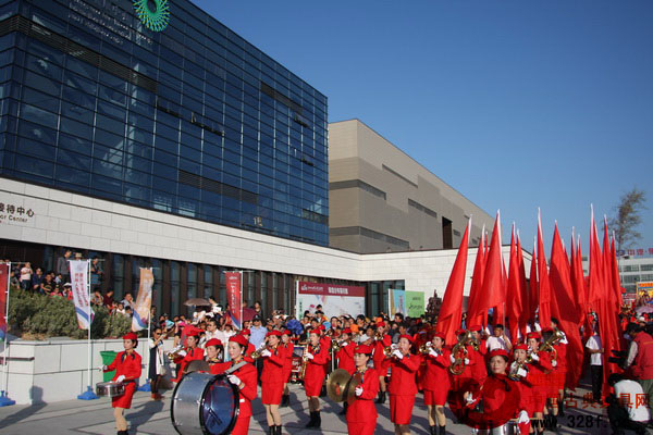 彩車民族盛裝巡游現(xiàn)場 彩車民族盛裝巡游現(xiàn)場