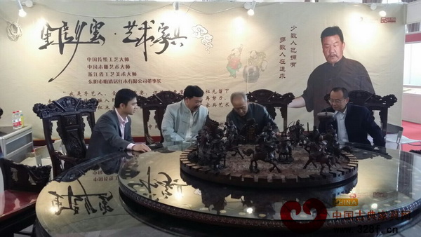 專家們在明清居紅木展廳細細研究大師作品 專家們在明清居紅木展廳細細研究大師作品